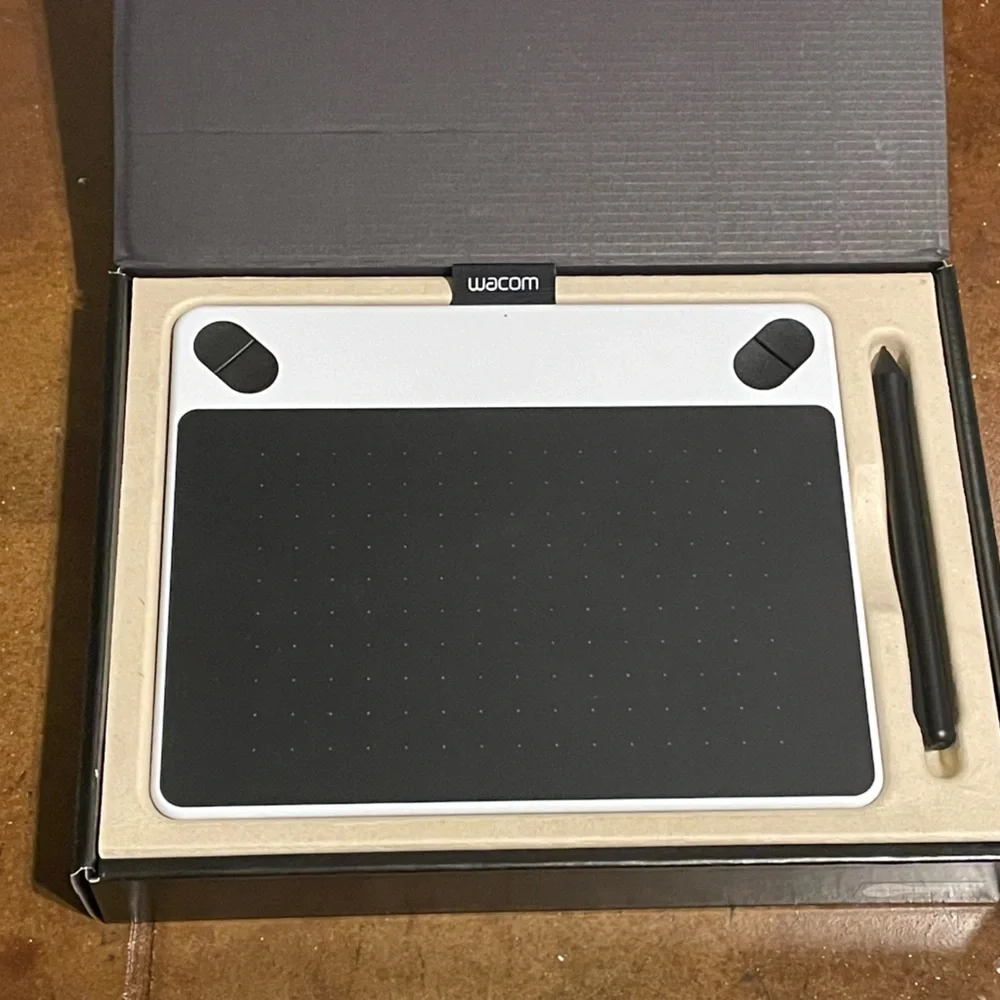 Wacom — Intuos Drawing tablet + pen!!✍️✍️